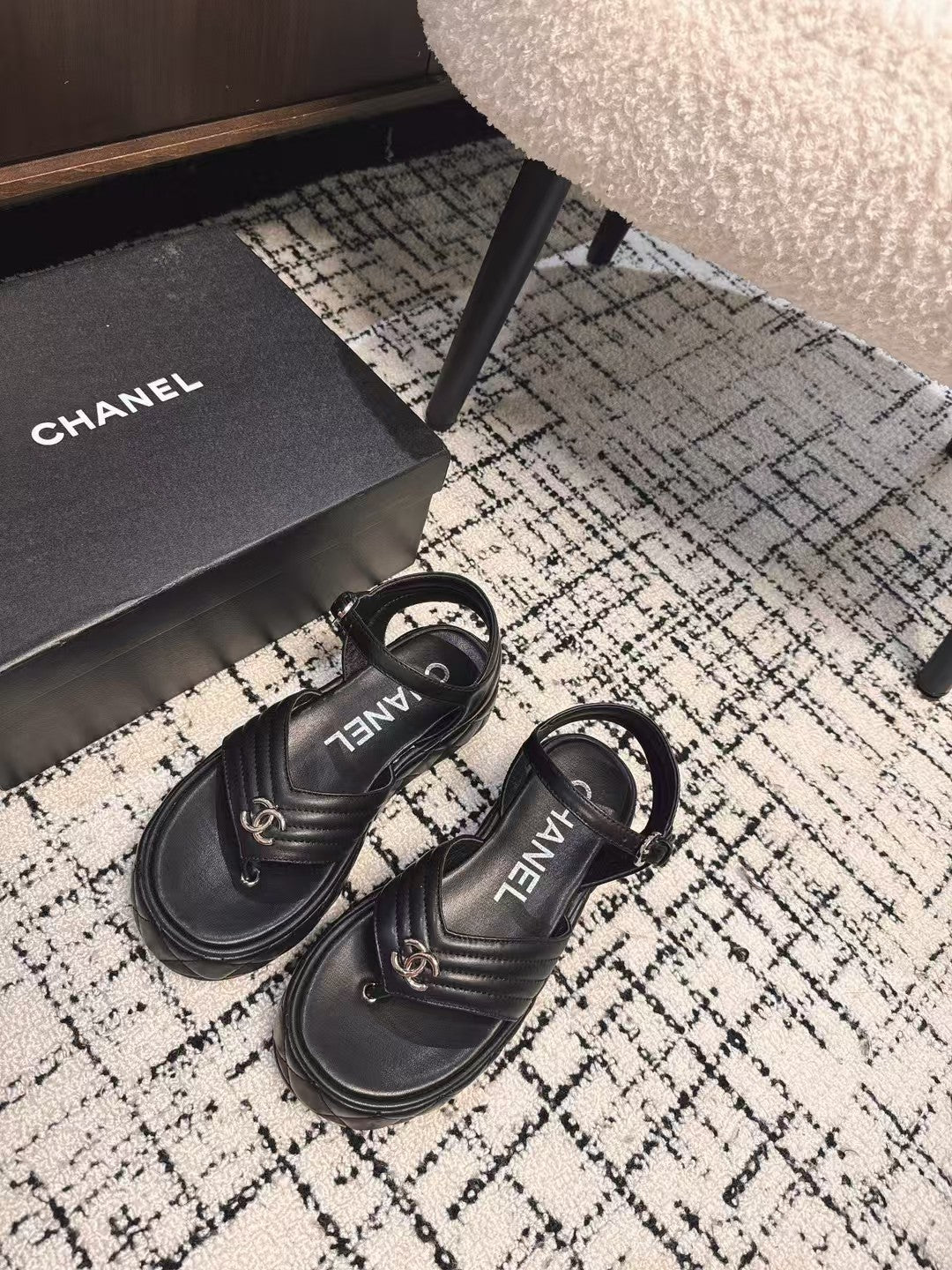 THICK-SOLED THONG SANDAL IN BLACK LAMBSKIN - 35