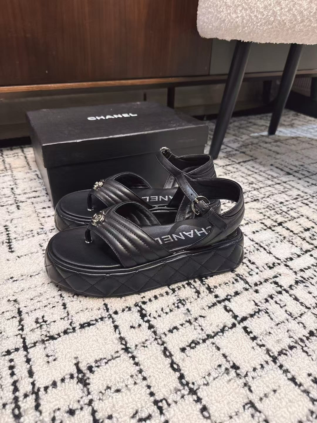 THICK-SOLED THONG SANDAL IN BLACK LAMBSKIN - 35