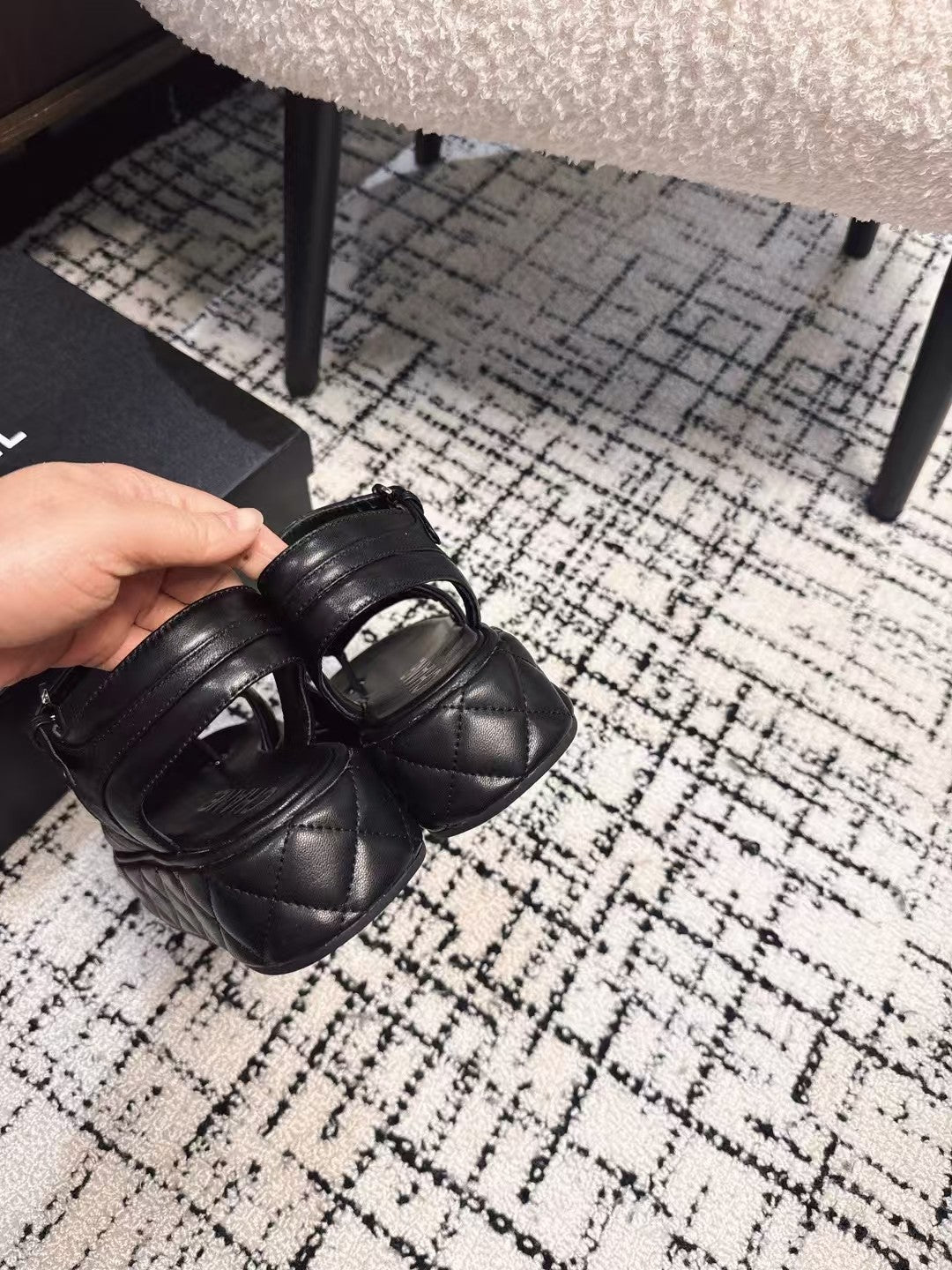 THICK-SOLED THONG SANDAL IN BLACK LAMBSKIN - 35