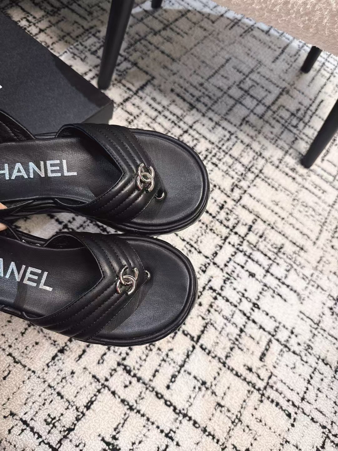 THICK-SOLED THONG SANDAL IN BLACK LAMBSKIN - 35