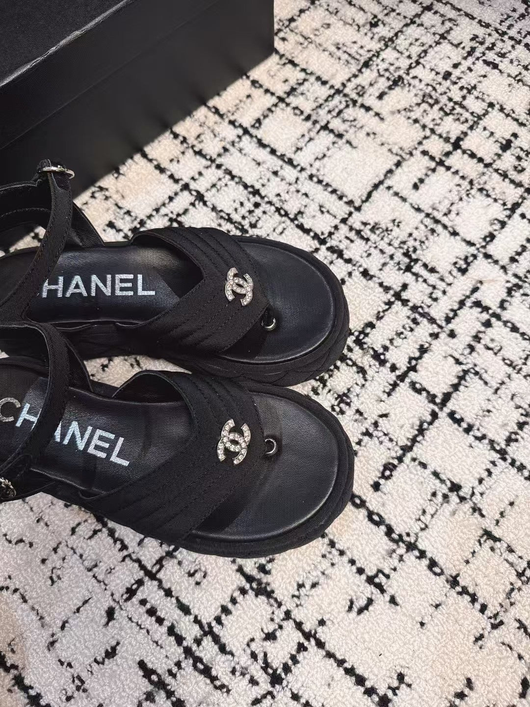 THICK-SOLED THONG SANDAL IN BLACK DENIM - 35