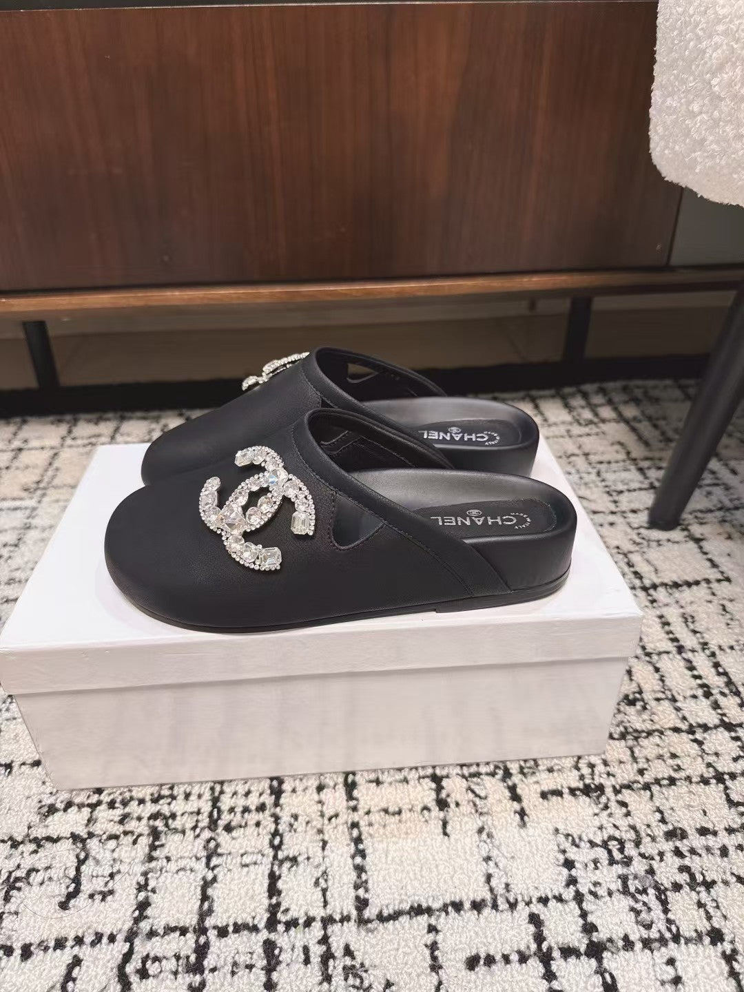 FLAT MULES IN BLACK CALFSKIN - 35