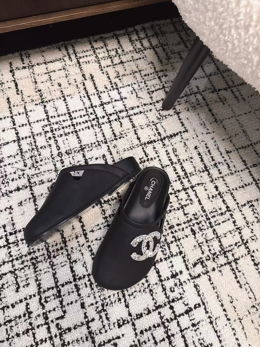 FLAT MULES IN BLACK CALFSKIN - 35