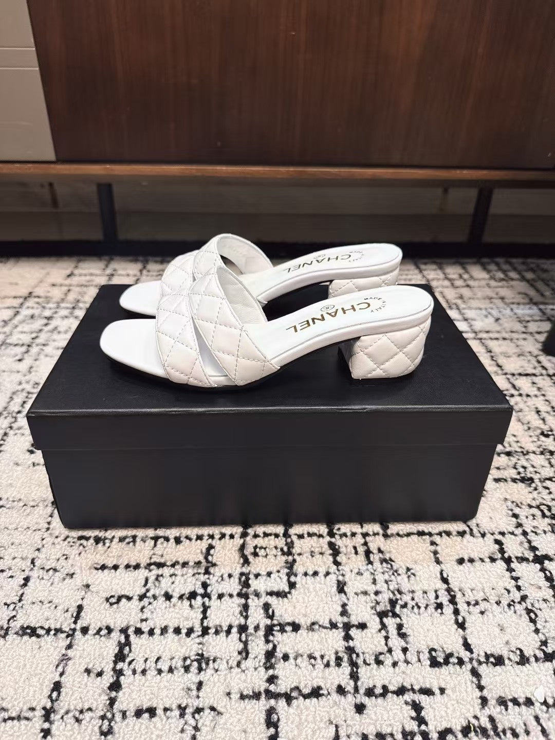 MID HEEL MULES IN WHITE SHEEPSKIN - 35