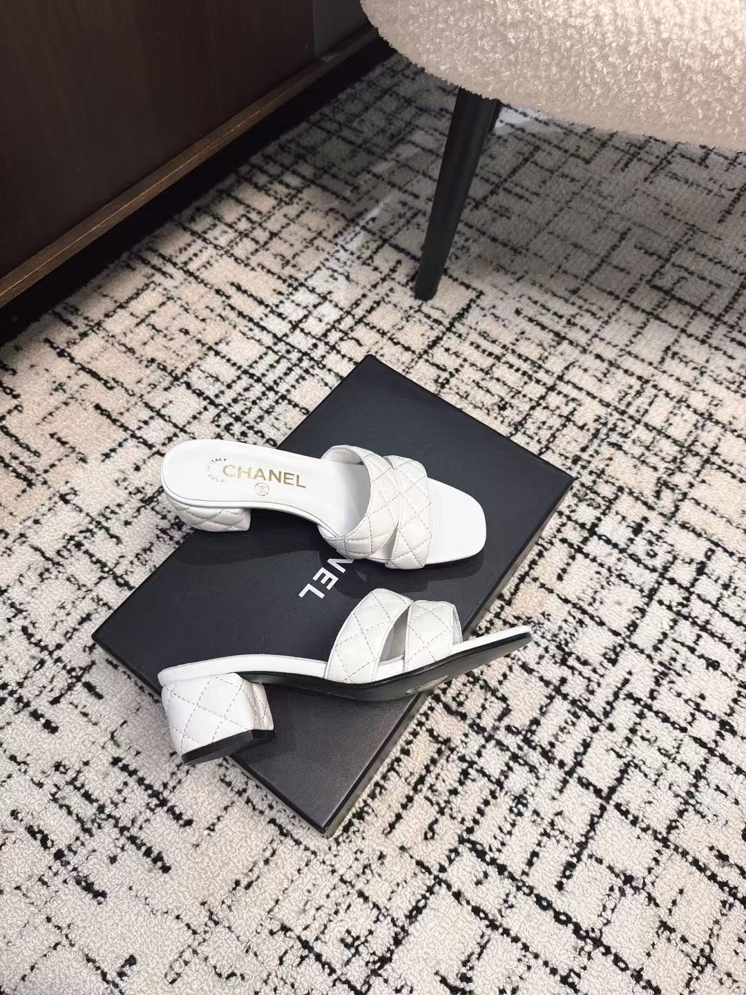 MID HEEL MULES IN WHITE SHEEPSKIN - 35