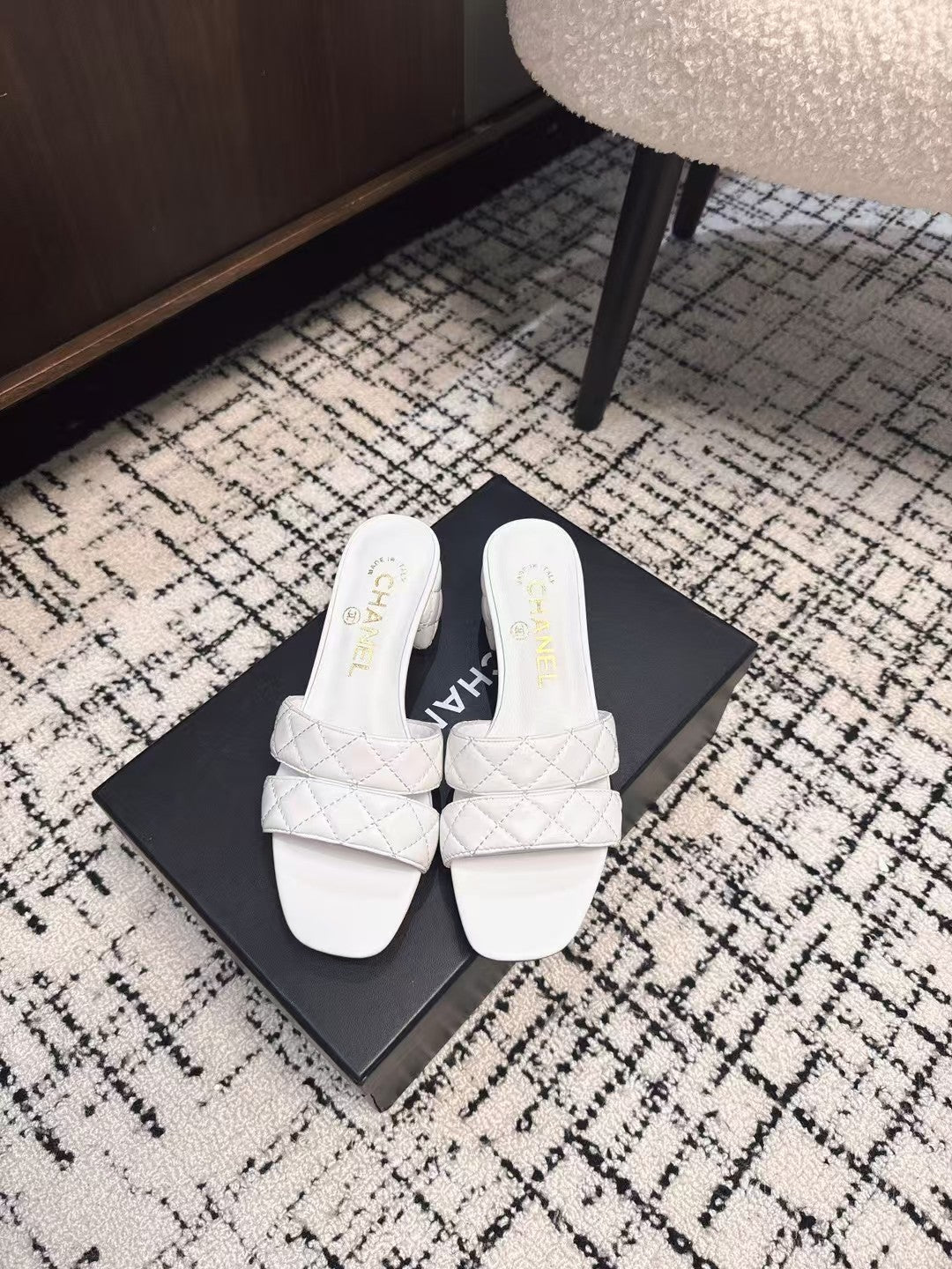 MID HEEL MULES IN WHITE SHEEPSKIN - 35