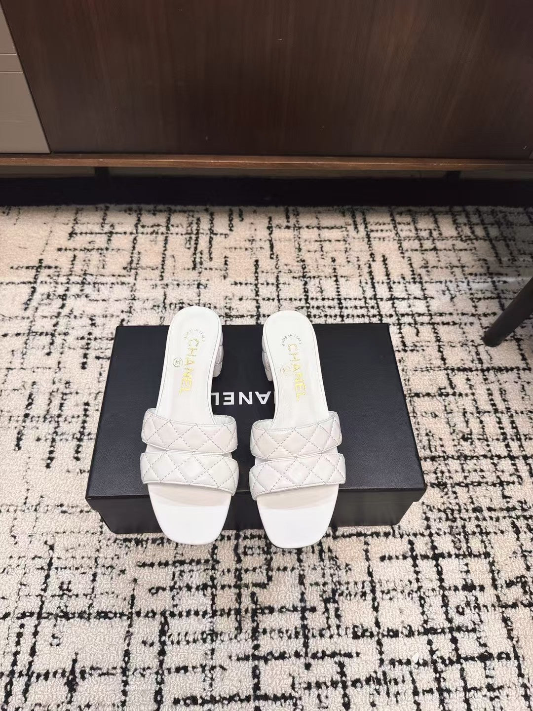 MID HEEL MULES IN WHITE SHEEPSKIN - 35