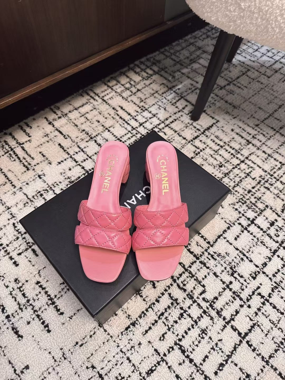 MID HEEL MULES IN BRIGHT PINK SHEEPSKIN - 35