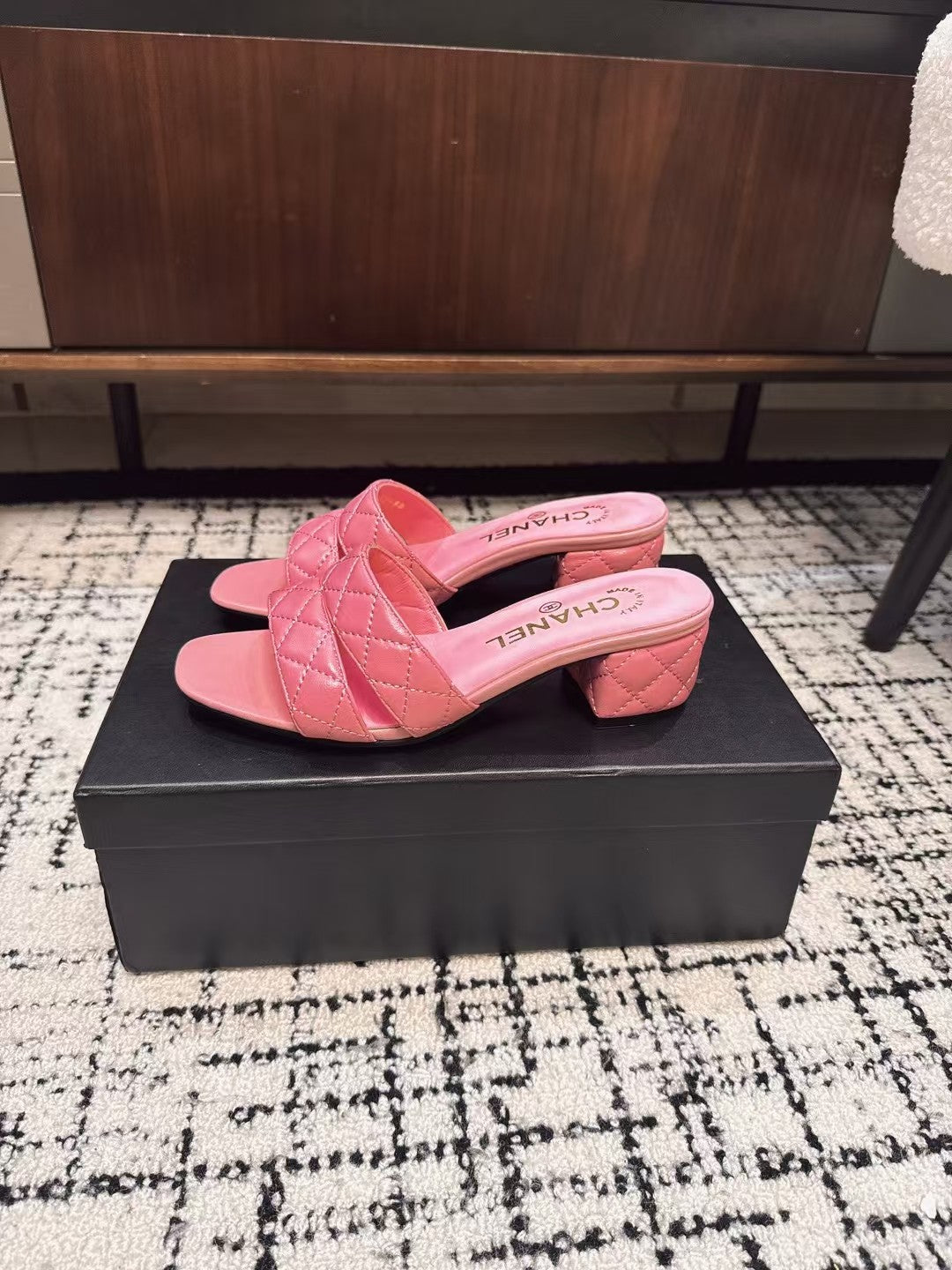 MID HEEL MULES IN BRIGHT PINK SHEEPSKIN - 35