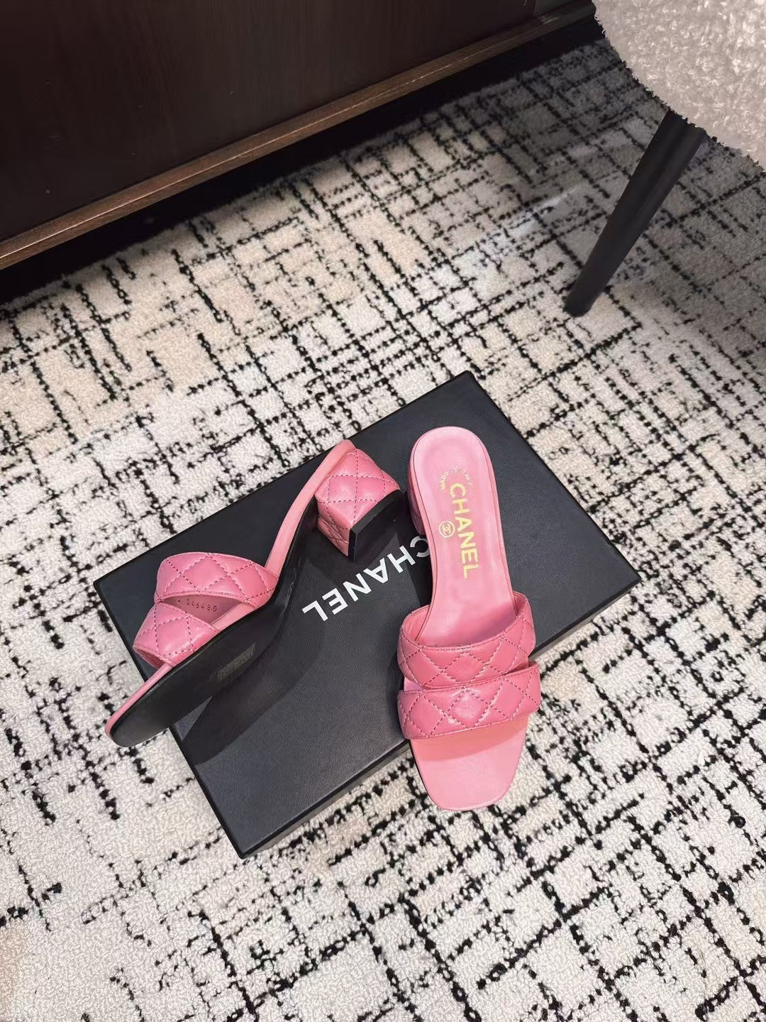 MID HEEL MULES IN BRIGHT PINK SHEEPSKIN - 35