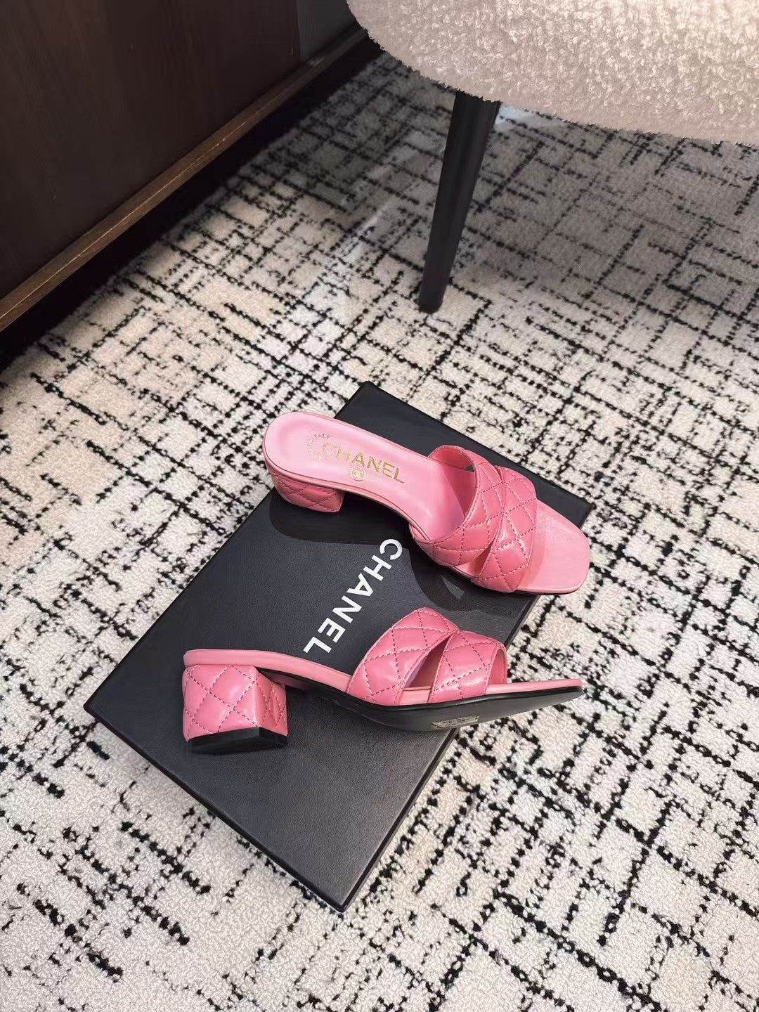 MID HEEL MULES IN BRIGHT PINK SHEEPSKIN - 35
