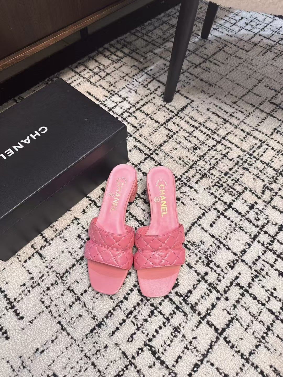 MID HEEL MULES IN BRIGHT PINK SHEEPSKIN - 35