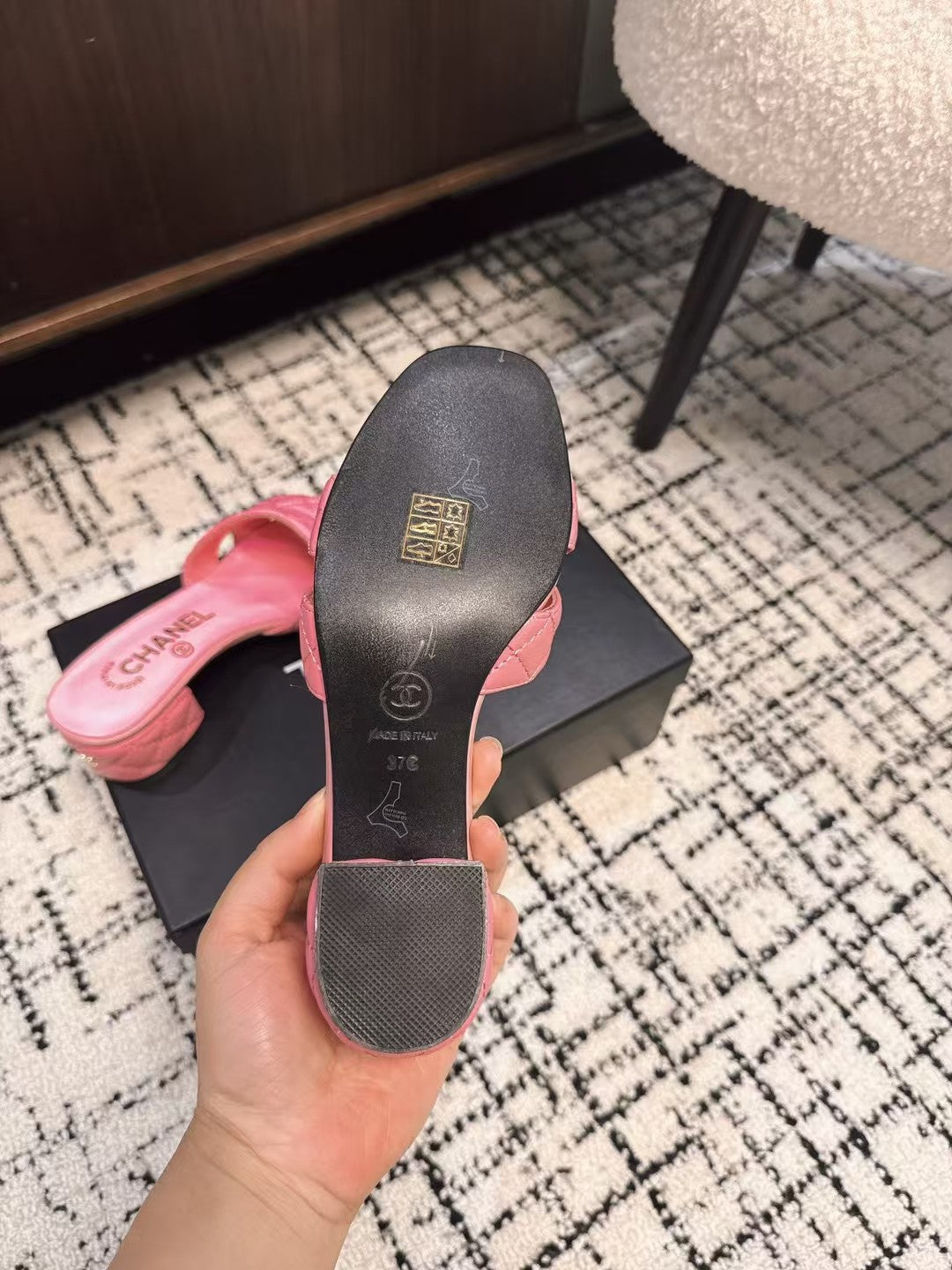 MID HEEL MULES IN BRIGHT PINK SHEEPSKIN - 35