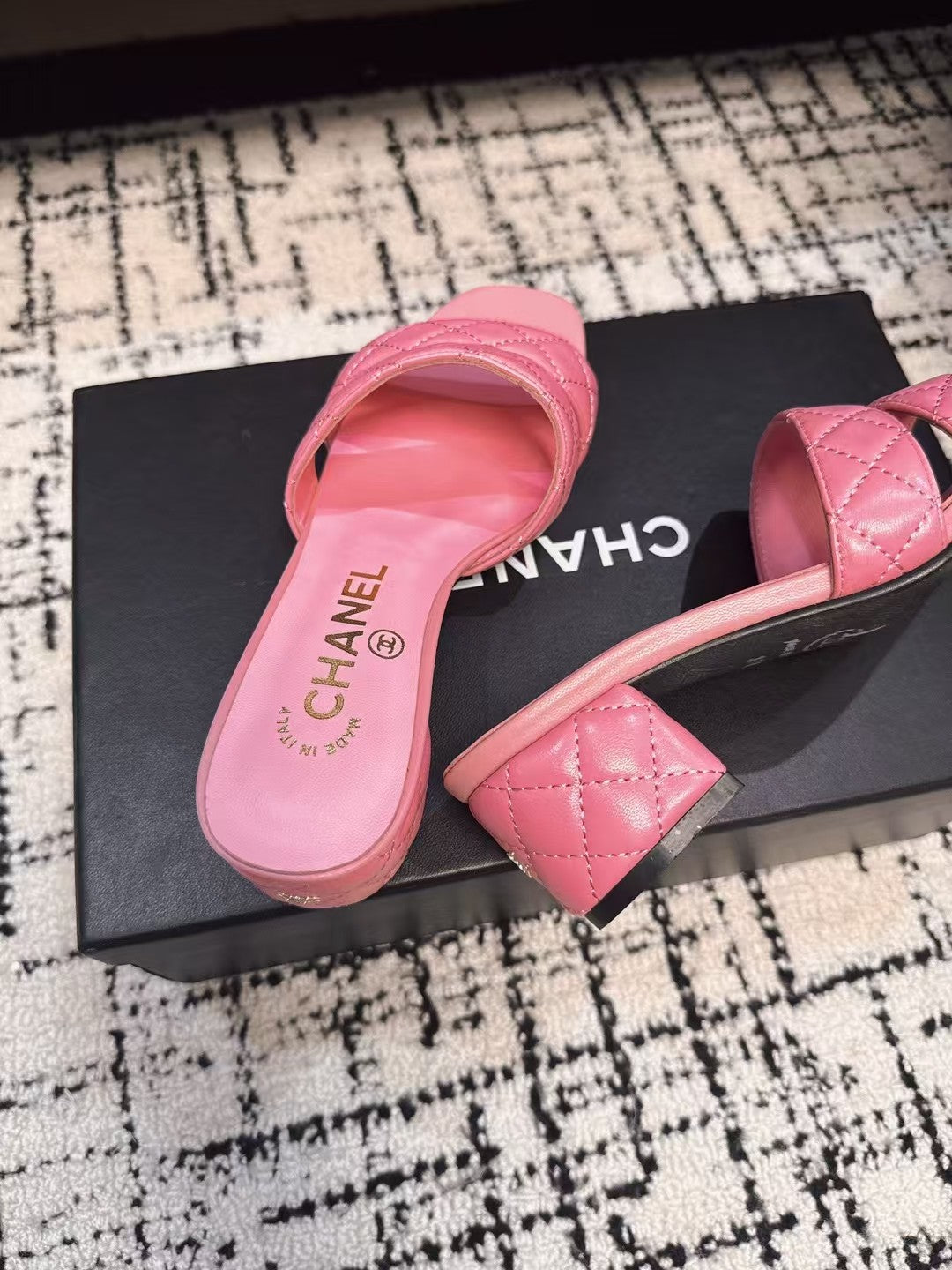 MID HEEL MULES IN BRIGHT PINK SHEEPSKIN - 35
