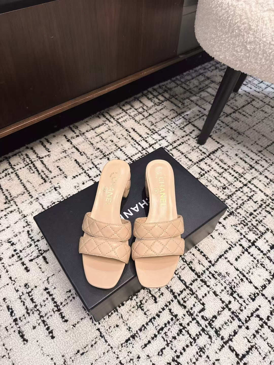 MID HEEL MULES IN MACAROON BEIGE SHEEPSKIN - 35