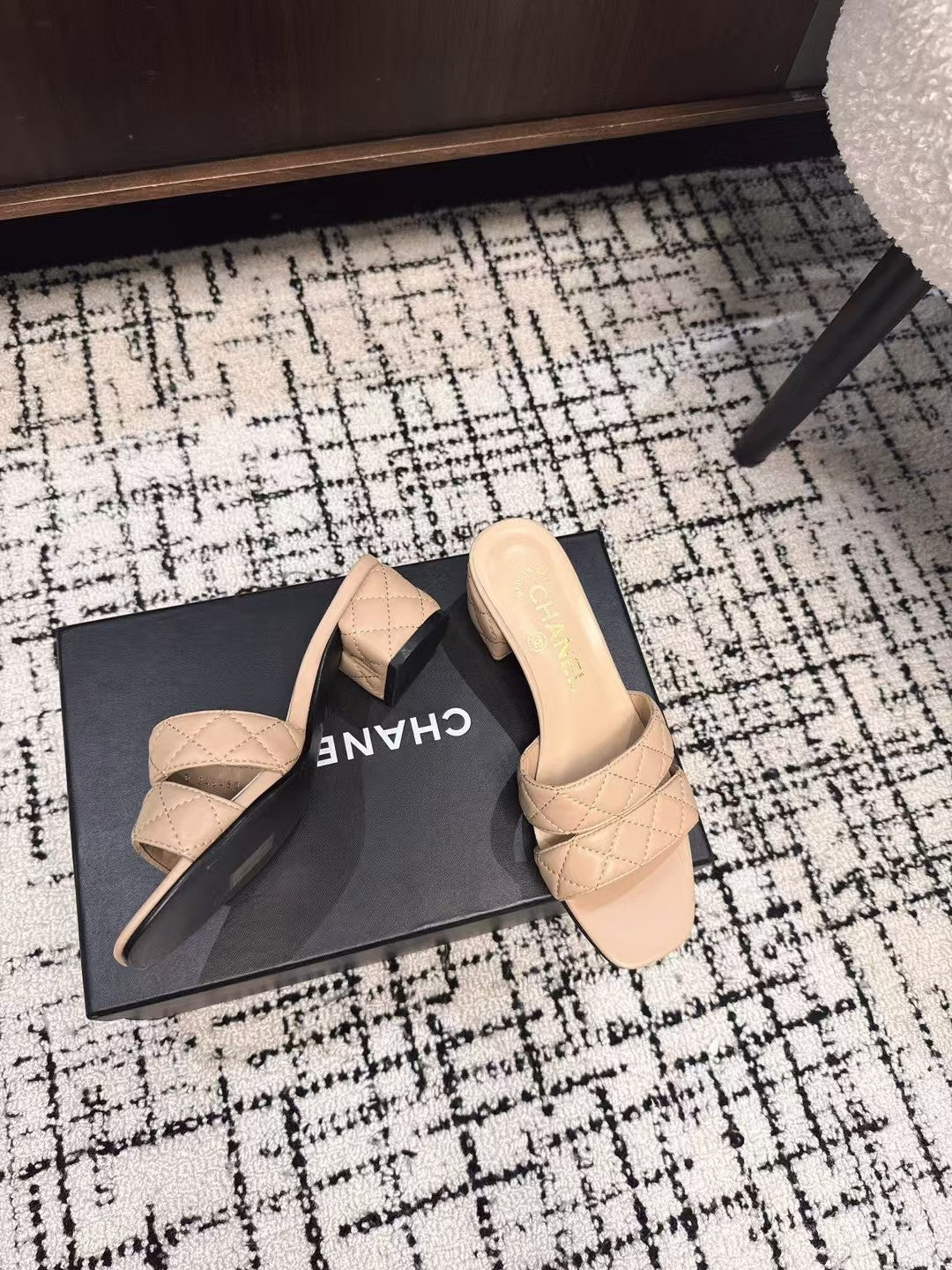 MID HEEL MULES IN MACAROON BEIGE SHEEPSKIN - 35