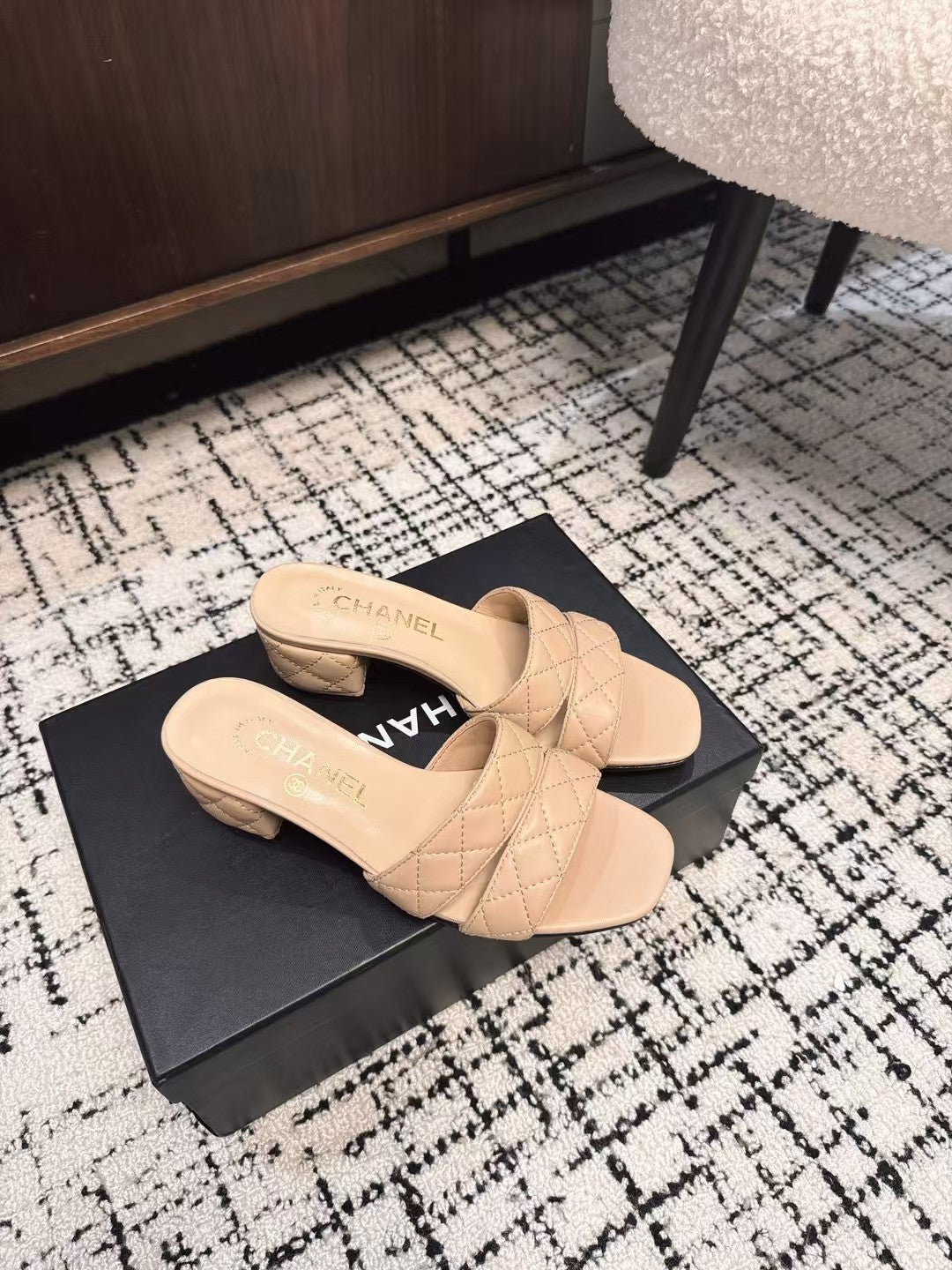 MID HEEL MULES IN MACAROON BEIGE SHEEPSKIN - 35
