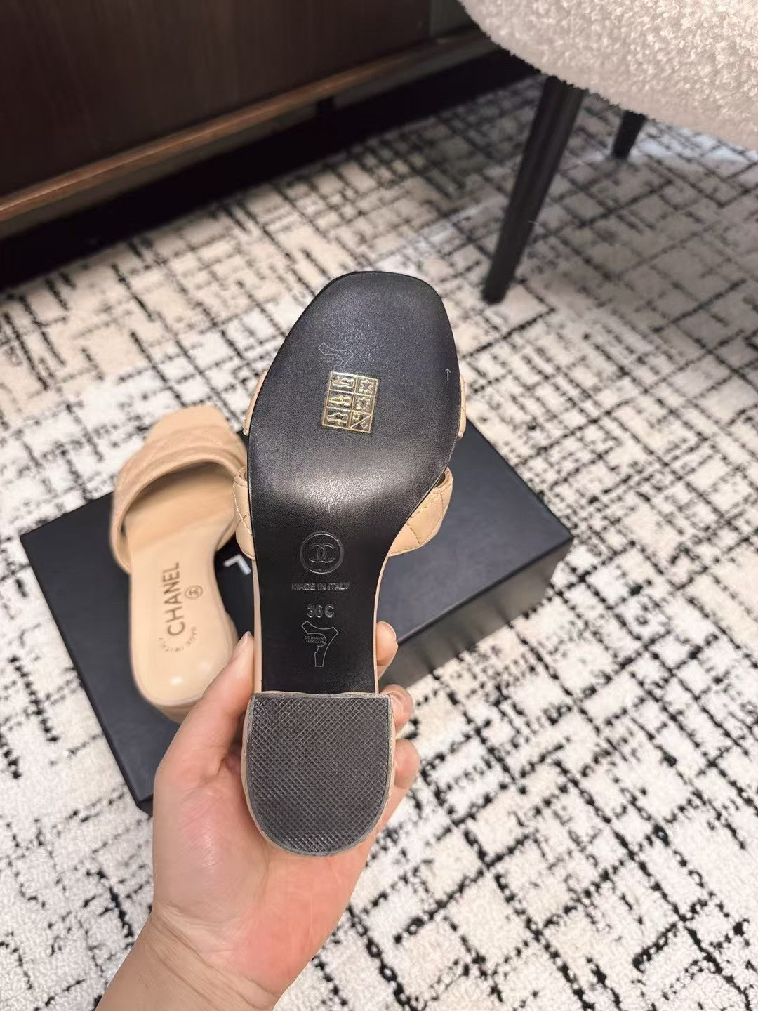 MID HEEL MULES IN MACAROON BEIGE SHEEPSKIN - 35