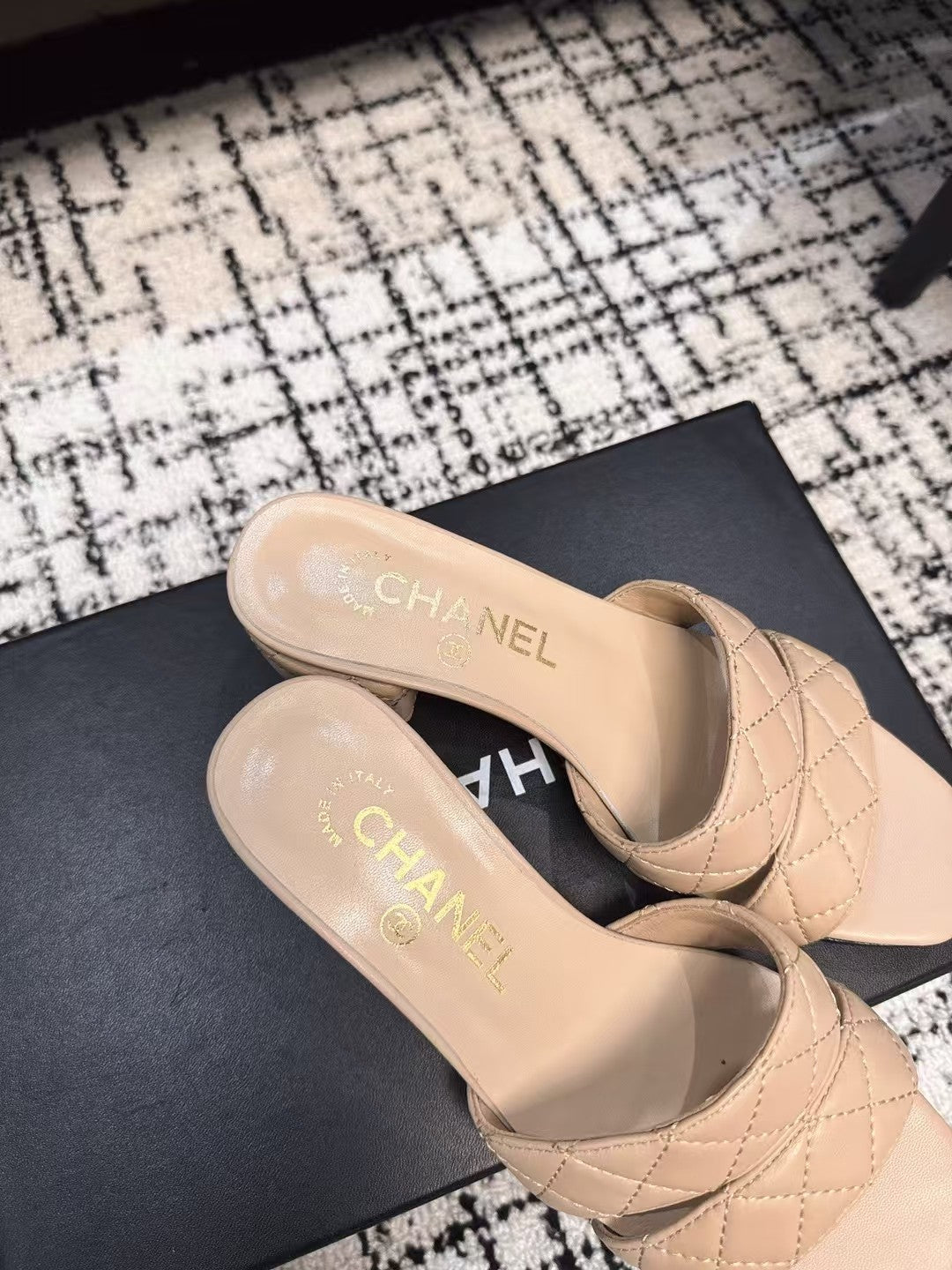 MID HEEL MULES IN MACAROON BEIGE SHEEPSKIN - 35