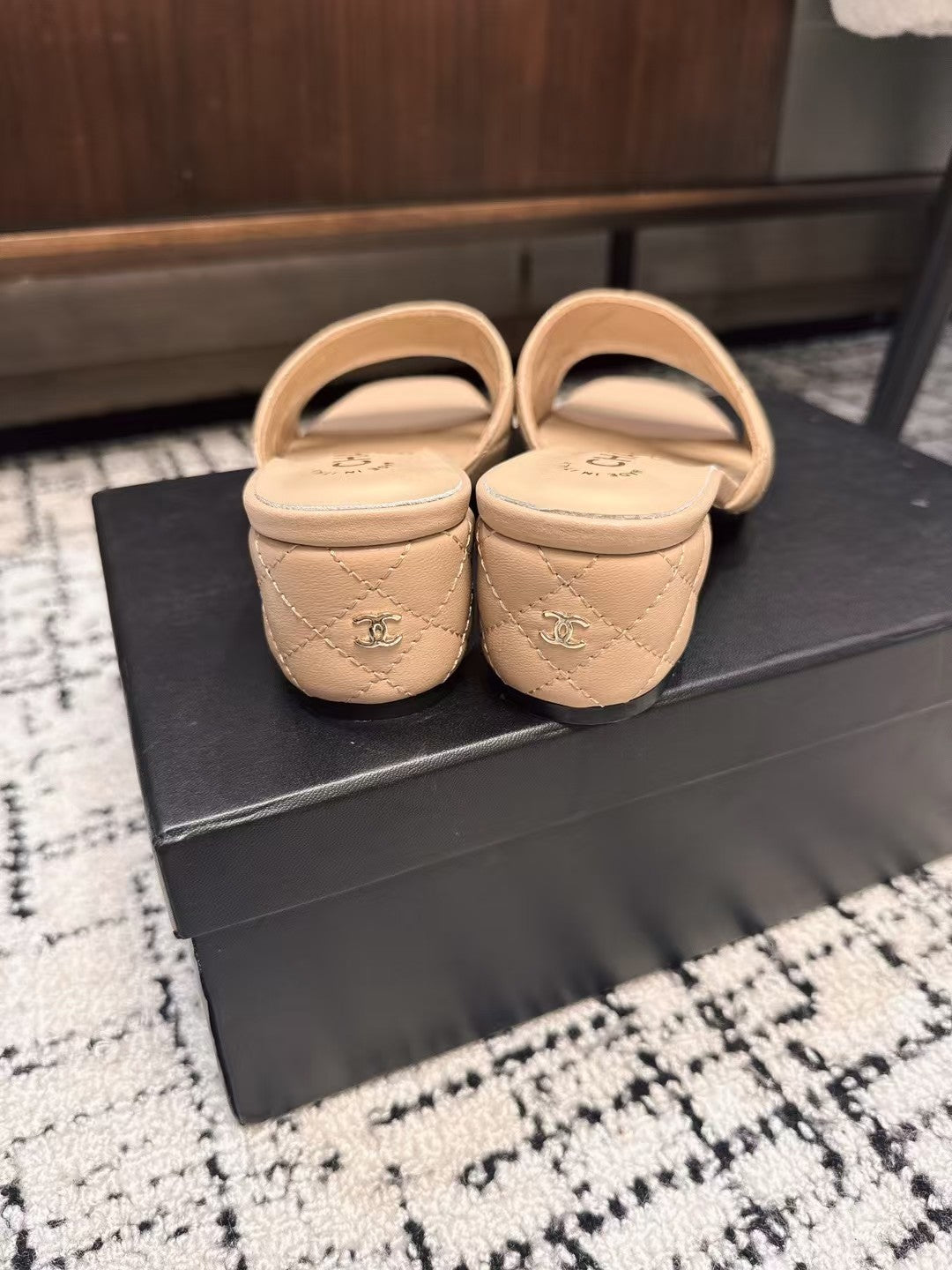 MID HEEL MULES IN MACAROON BEIGE SHEEPSKIN - 35