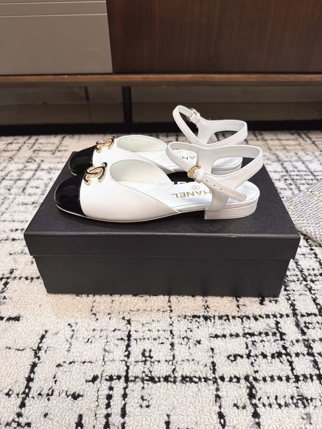 FLAT SLINGBACKS IN WHITE MIX BLACK CALFSKIN - 35