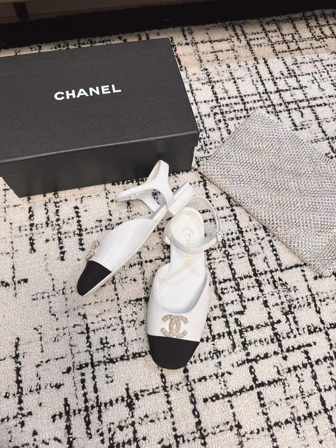 FLAT SLINGBACKS IN WHITE CALFSKIN AND BLACK FABRIC - 35