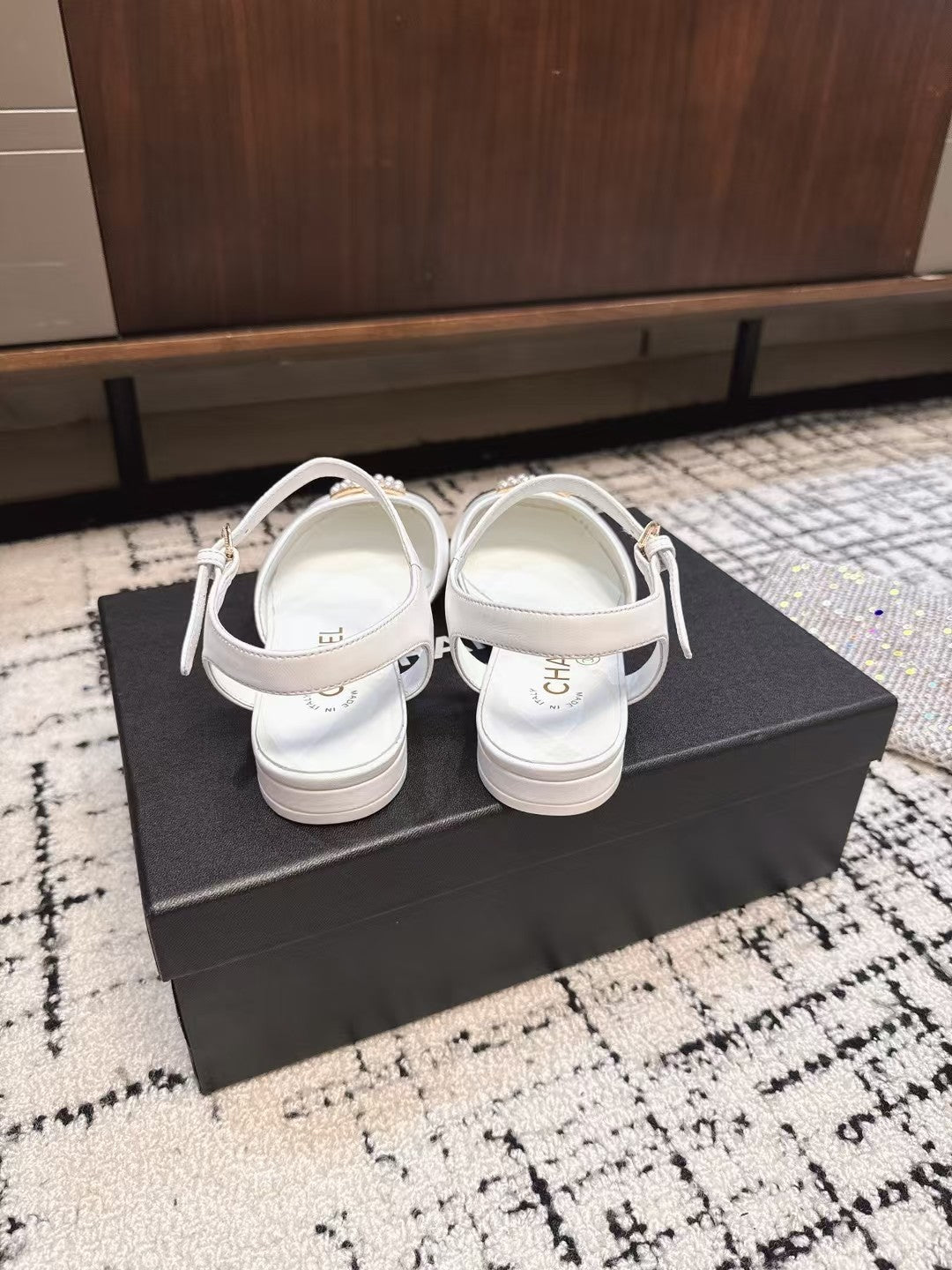 FLAT SLINGBACKS IN WHITE CALFSKIN AND BLACK FABRIC - 35