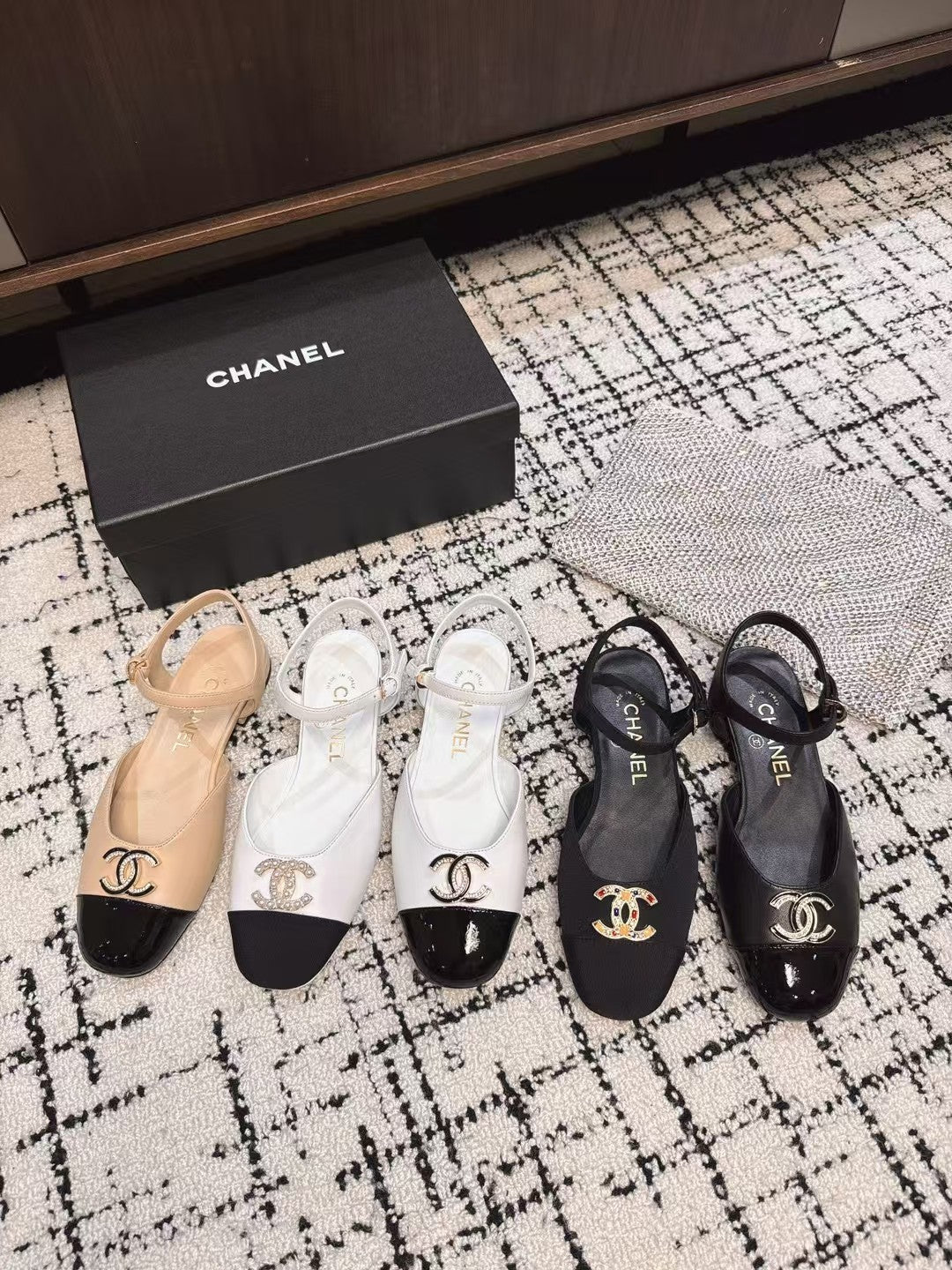 FLAT SLINGBACKS IN WHITE CALFSKIN AND BLACK FABRIC - 35