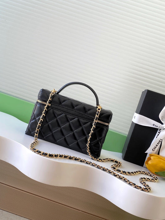CHANEL 25S КОСМЕТИЧКА 19 З ЧОРНОЇ ОВЕЧОЇ ШКІРИ З ЗОЛОТОЮ ФУРНІТУРОЮ