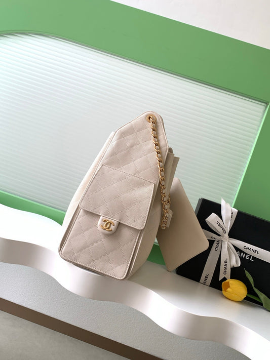 СУМКА CHANEL HOBO 40 СЕРІЇ 25S ЗІ СВІТЛО-БЕЖЕВОЇ ІКРЯНОЇ ШКІРИ ІЗ ЗОЛОТОЮ ФУРНІТУРОЮ
