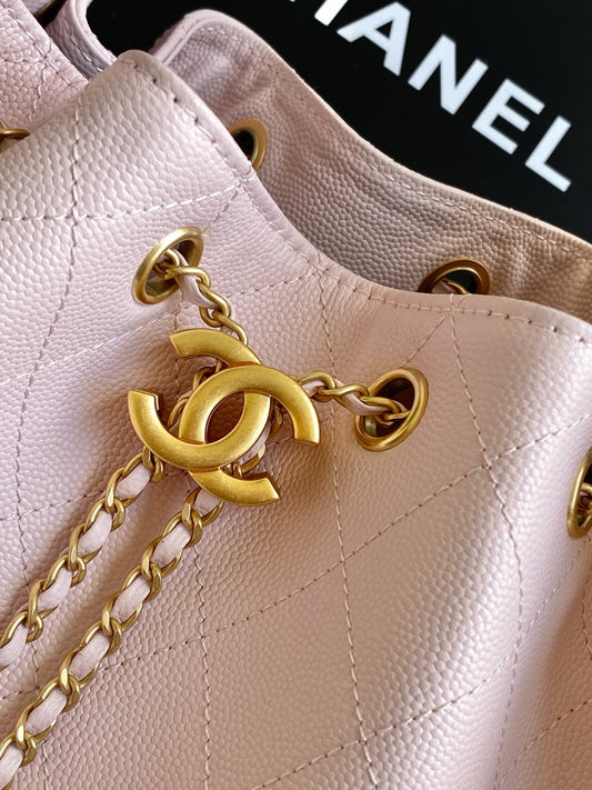 Сумка CHANEL HOBO 40, колекція 25S, світло-рожева зерниста шкіра з золотистою фурнітурою