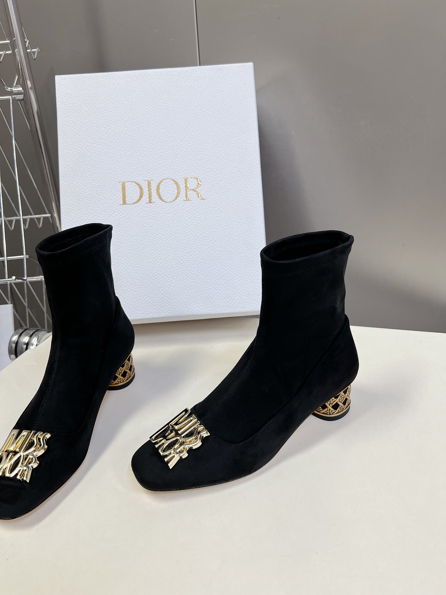 ICON HEELED ANKLE BOOT BLACK SUEDE 4 CM WITH GOLD LOGO - 34