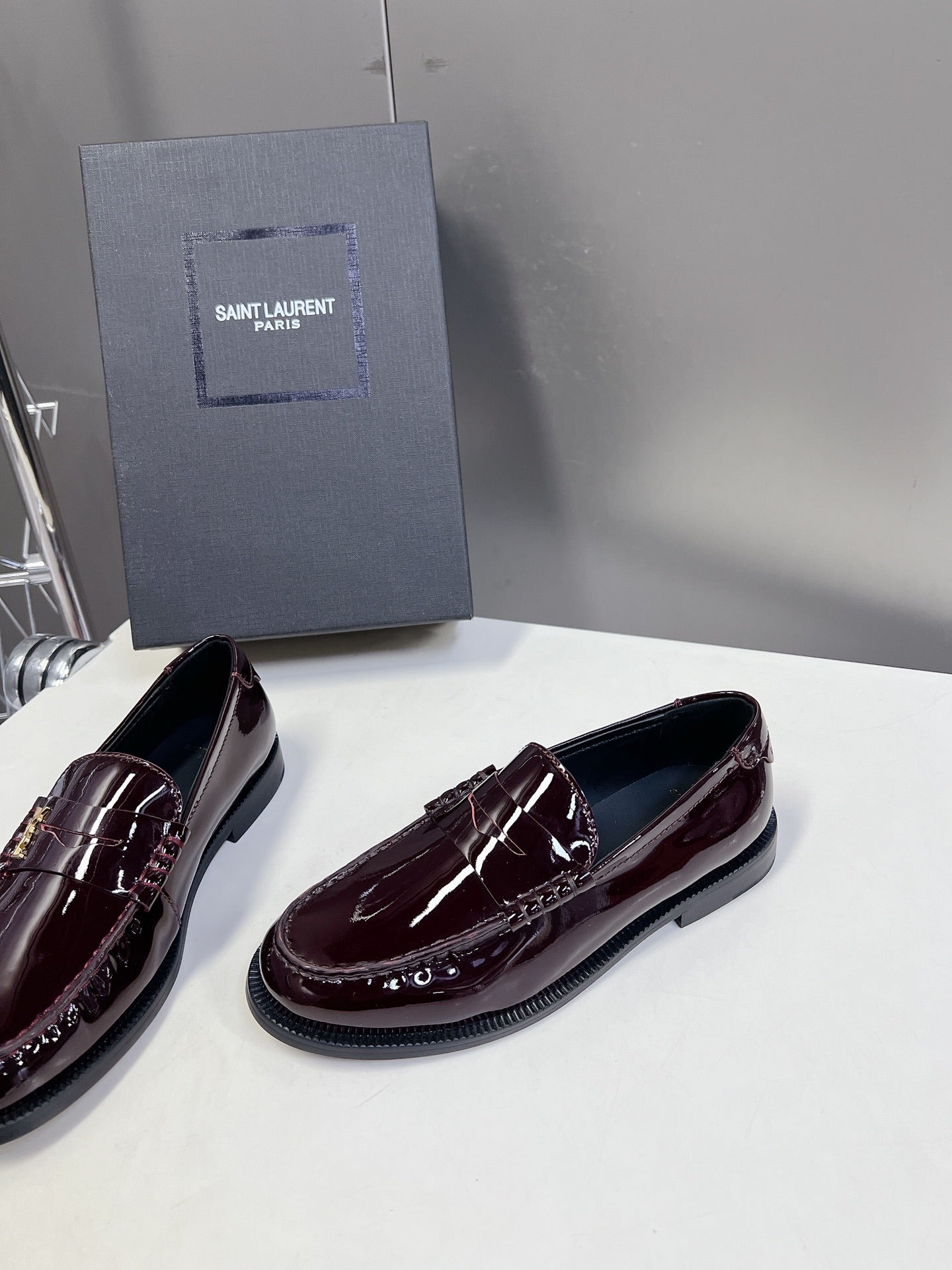YSL 25S SAINT LAURENT LOAFERS IN BLACK CHERRY PATENT CALFSKIN - 35