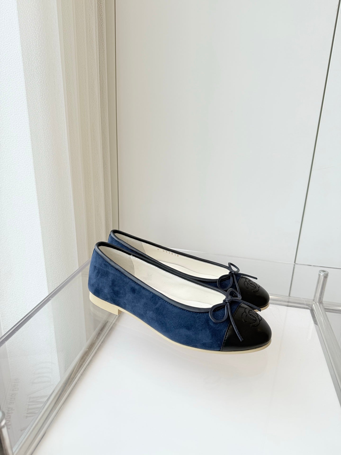 BALLET FLAT IN BLACK CALFSKIN AND NAVY BLUE SUEDE - 34