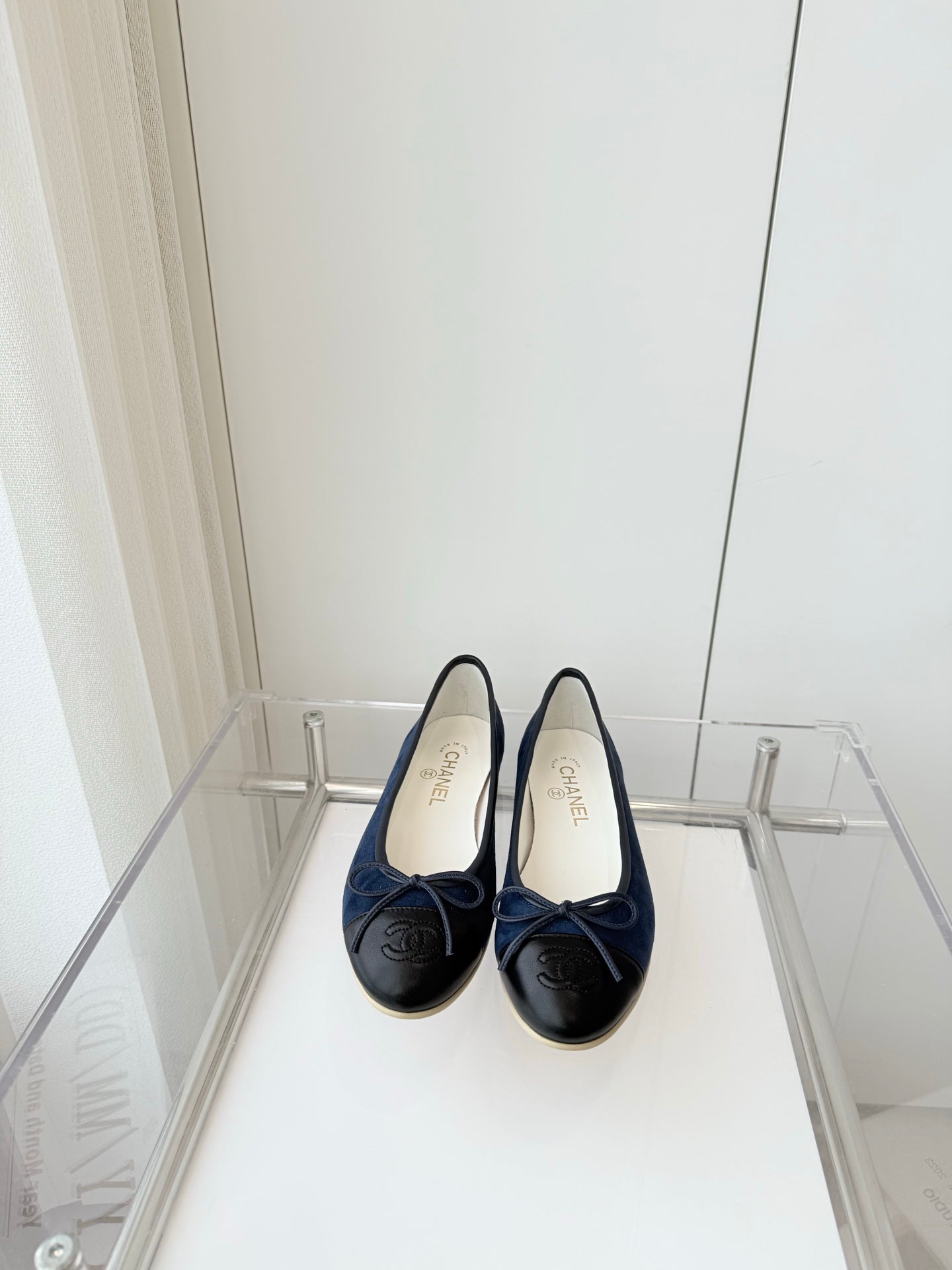 BALLET FLAT IN BLACK CALFSKIN AND NAVY BLUE SUEDE - 34