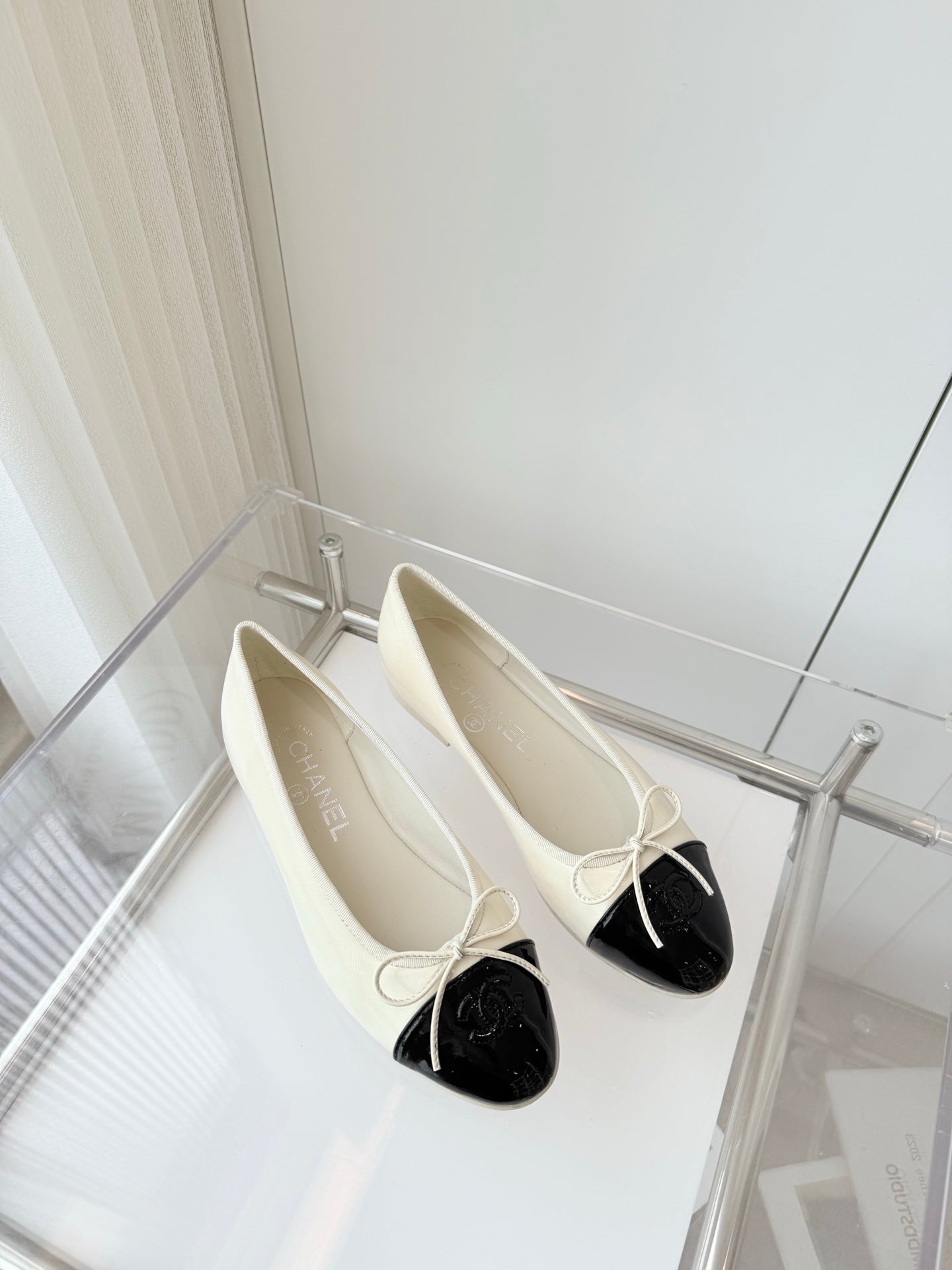 BALLET FLAT IN WHITE MIX BLACK CALFSKIN - 34