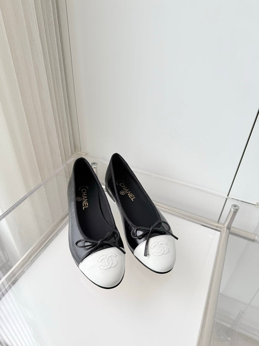 БАЛЕТКИ CHANEL 26S ЧОРНОГО КОЛЬОРУ З ТРІЩИНУВАТОЇ ТЕЛЯЧОЇ ШКІРИ З БІЛИМ НОСОКОМ ТА БАНТОМ