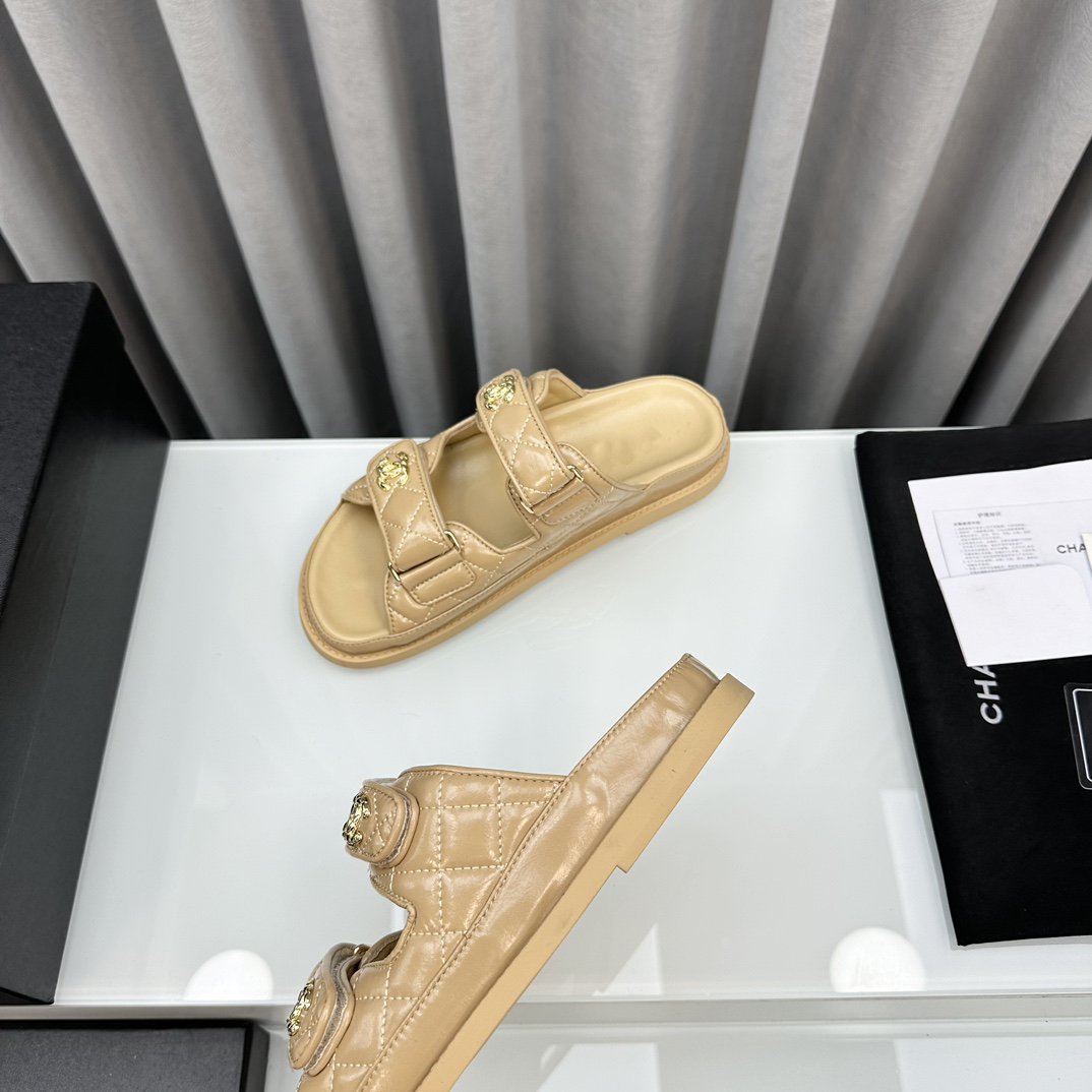 dad sandals beige patent lambskin mules - 35