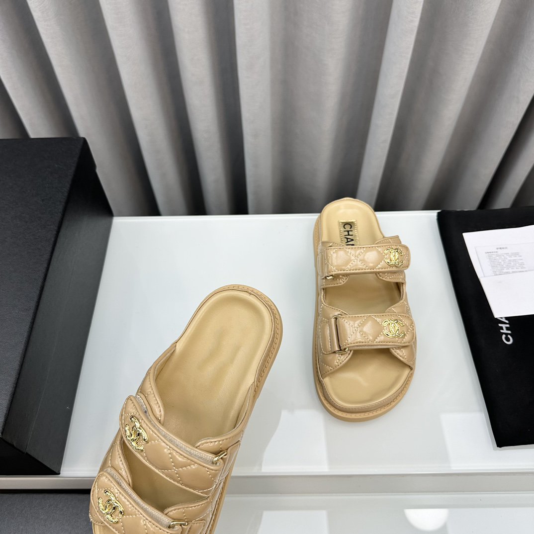 dad sandals beige patent lambskin mules - 35