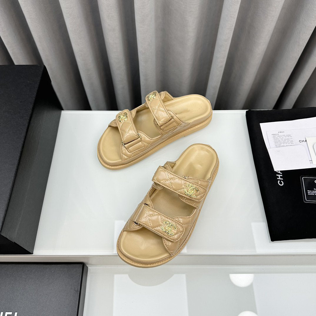 dad sandals beige patent lambskin mules - 35