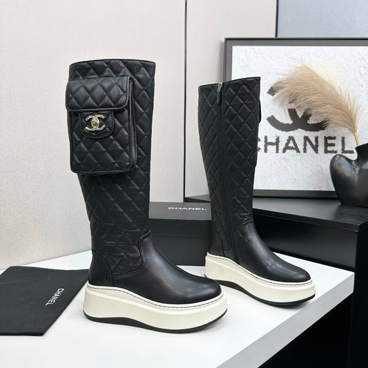 CHANEL 25S ЖІНОЧІ ВИСОКІ ЧОБОТИ НА ТАНКЕТЦІ З ЧОРНОЇ ТЕЛЯЧОЇ ШКІРИ СРІБНА ФУРНІТУРА - 35
