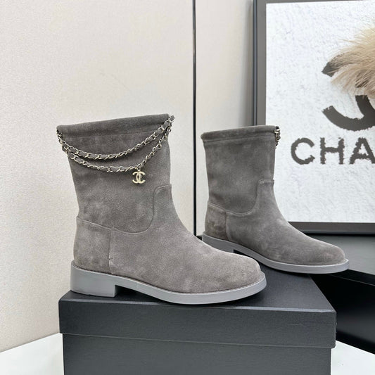 КОРОТКІ ЧОБОТИ CHANEL 25S ІЗ СІРОЇ ЗАМШІ, СРІБНА ФУРНІТУРА