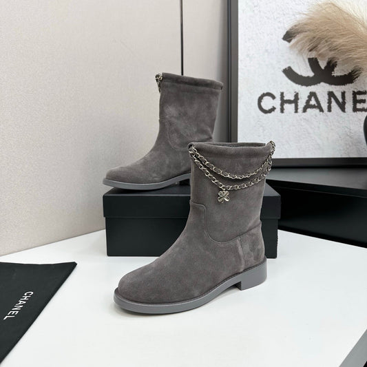 CHANEL 25S КОРОТКІ ЧОБОТИ З СІРОЇ ЗАМШІ, СРІБНА ФУРНІТУРА - 35