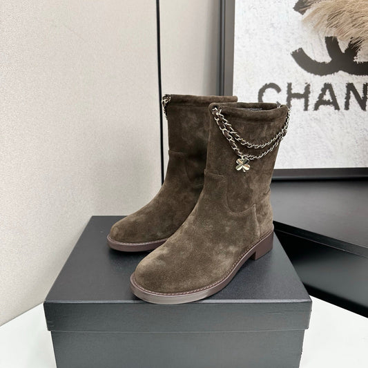 CHANEL 25S КОРОТКІ ЧОБОТИ З КОРИЧНЕВОЇ ЗАМШІ ЗІ СРІБНОЮ ФУРНІТУРОЮ