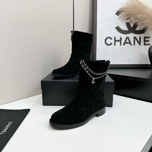 CHANEL 25S КОРОТКІ ЧОБОТИ З ЧОРНОЇ ЗАМШІ З СРІБНОЮ ФУРНІТУРОЮ - 35