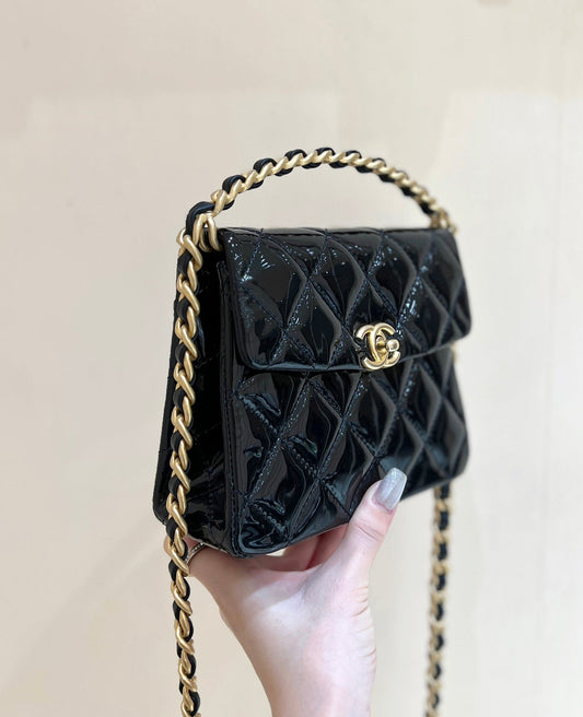 25S CHANEL TOTE CROSSBODY BAG 19 З ЧОРНОЇ ГЛЯНЦЕВОЇ ШКІРИ З МЕТАЛЕВОЮ РУЧКОЮ