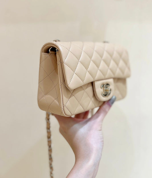 CHANEL 25S СУМКА-ФЛЕТБЕГ 20 СМ ЗІ СВІТЛО-БЕЖЕВОЇ ШКІРИ ЯГНЯТИ ІЗ ЗОЛОТОЮ ФУРНІТУРОЮ