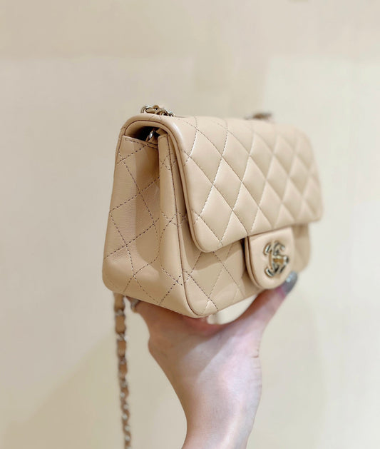 CHANEL 25S СУМКА-ФЛЕП 17 СМ ЗІ СВІТЛО-БЕЖЕВОЇ ШКІРИ ЯГНЯТИ ІЗ ЗОЛОТИСТОЮ ФУРНІТУРОЮ