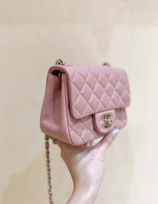 CHANEL 25S СУМКА-ФЛЕП 17 СМ ЗІ СВІТЛО-РОЖЕВОЇ ШКІРИ ЯГНЯТИ З ФУРНІТУРОЮ ЗІ ЗОЛОТА