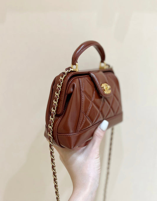 Сумка CHANEL TOP HANDLE 18 З КОРИЧНЕВОЇ ОЛІЙНОЇ ШКІРИ ЯГНЯТИ ІЗ ЗОЛОТОЮ ФУРНІТУРОЮ